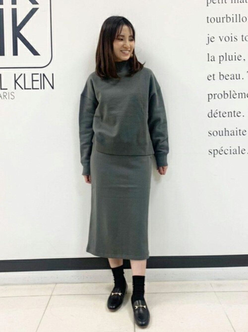 「ワントーンコーデ、秋のコーデ、裏起毛、大人カジュアル、セットアップスタイル、カーキー」｜「MK MICHEL KLEINの【洗える】コットン裏毛ハイネックスウェット（スウェット、グリーン系）」を使った、MKミッシェルクランさん（レディース・152cm）の秋コーディネートの1枚目の写真