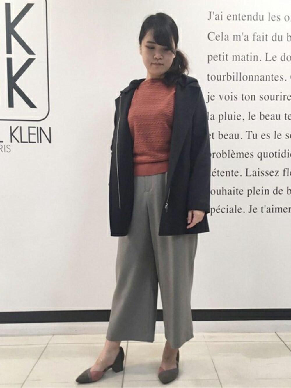 「ウールコート、冬コーデ、大人カジュアル、ワンポイント、ootd、outfit、差し色(オレンジ)」｜「MK MICHEL KLEINのミドル丈2WAYウールコート（その他アウター、ブルー系）」を使った、MKミッシェルクランさん（レディース・166cm）の秋コーディネートの1枚目の写真