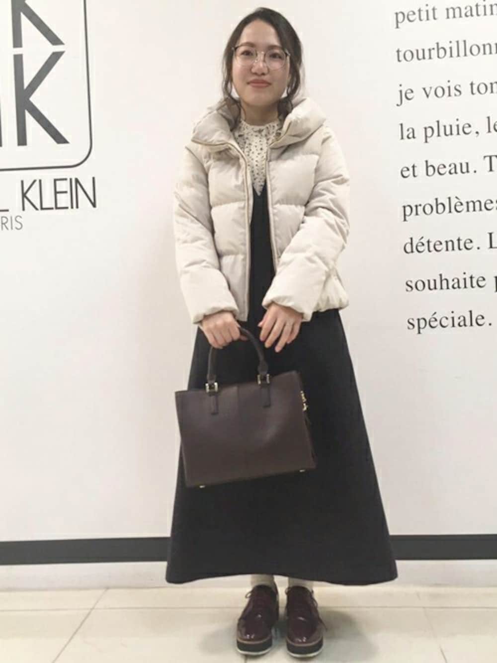 「ダウンジャケット、冬コーデ、大人カジュアル、ootd、outfit、大人フェミニン」｜「MK MICHEL KLEINのストレッチショートダウンコート（ダウンジャケット/コート、ベージュ系）」を使った、MKミッシェルクランさん（レディース・153cm）の秋コーディネートの1枚目の写真