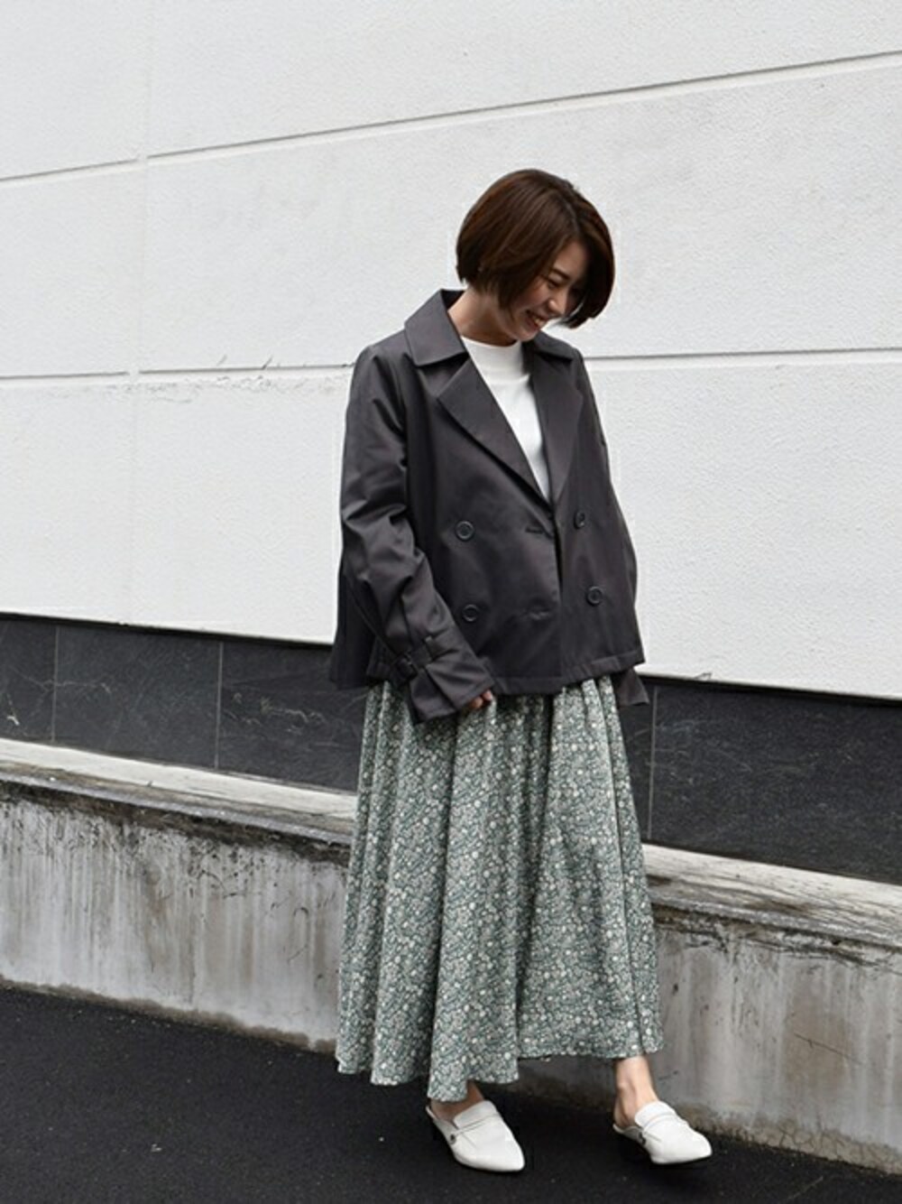 「トレンチコート、ショートトレンチ、大人カジュアル、ミントグリーン、きれいめカジュアル、ootd、春コーデ、花柄スカート、outfit、低身長コーデ」｜「MK MICHEL KLEINの【はっ水加工・防花粉】デザインショートトレンチコート（トレンチコート、グレー系）」を使った、MKミッシェルクランさん（レディース・152cm）の春コーディネートの1枚目の写真