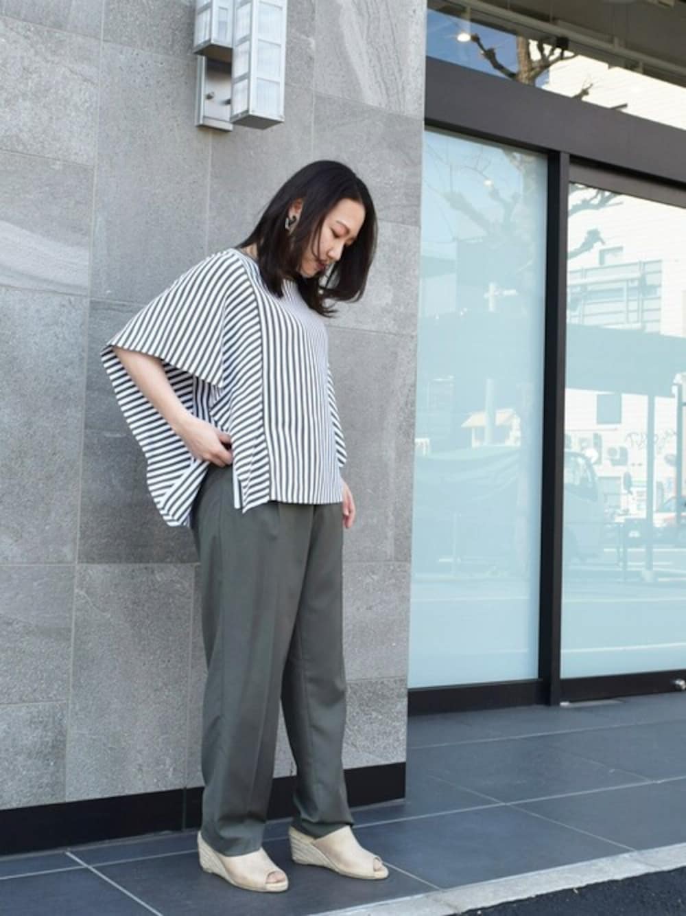 「ストライプ、大人カジュアル、ootd、春コーデ、outfit、低身長コーデ、ポンチョ風」｜「MK MICHEL KLEINの【洗える】ポンチョ風ストライプ柄ニット（ニット/セーター、ブルー系）」を使った、MKミッシェルクランさん（レディース・152cm）の春コーディネートの1枚目の写真