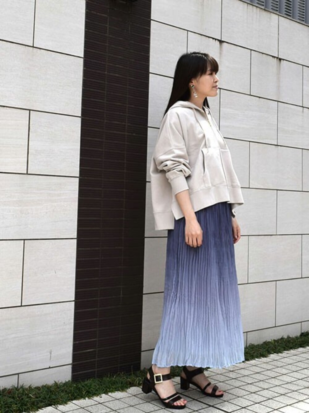 「パーカー、グラデーション、大人カジュアル、リラックススタイル、ootd、春コーデ、outfit、MK MICHEL KLEIN、MKミッシェルクラン」｜「MK MICHEL KLEINの【洗える】リラックスシルエット裏毛パーカー（パーカー、ベージュ系）」を使った、MKミッシェルクランさん（レディース・160cm）の春コーディネートの1枚目の写真