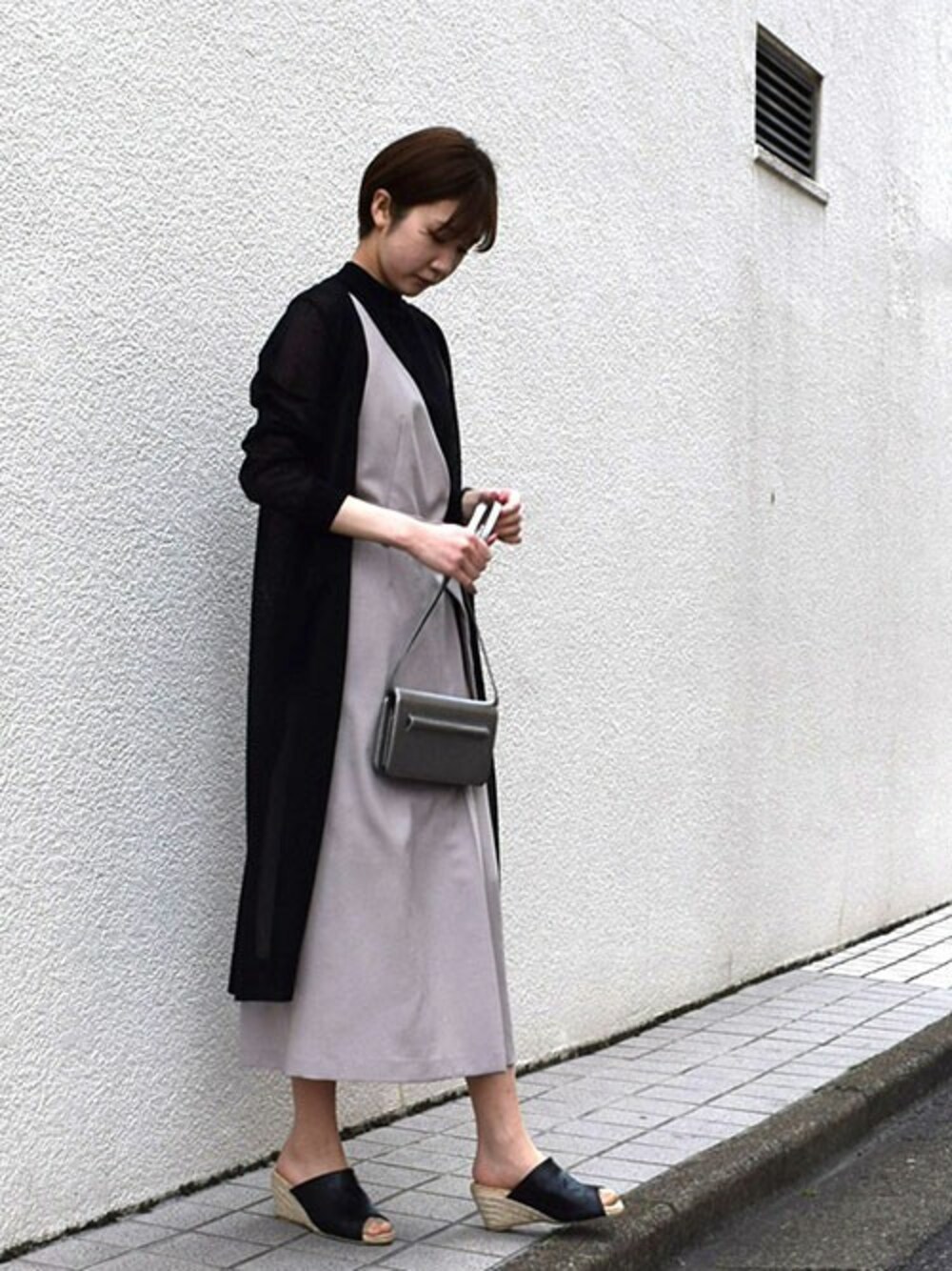 「大人カジュアル、ジャンパースカート、きれいめカジュアル、ootd、夏コーデ、アンサンブル、outfit、MK MICHEL KLEIN、初夏コーデ、MKミッシェルクラン」｜「MK MICHEL KLEINの【洗える】シアーニットロングカーディガン（カーディガン/ボレロ、ブラック系）」を使った、MKミッシェルクランさん（レディース・165cm）の夏コーディネートの1枚目の写真