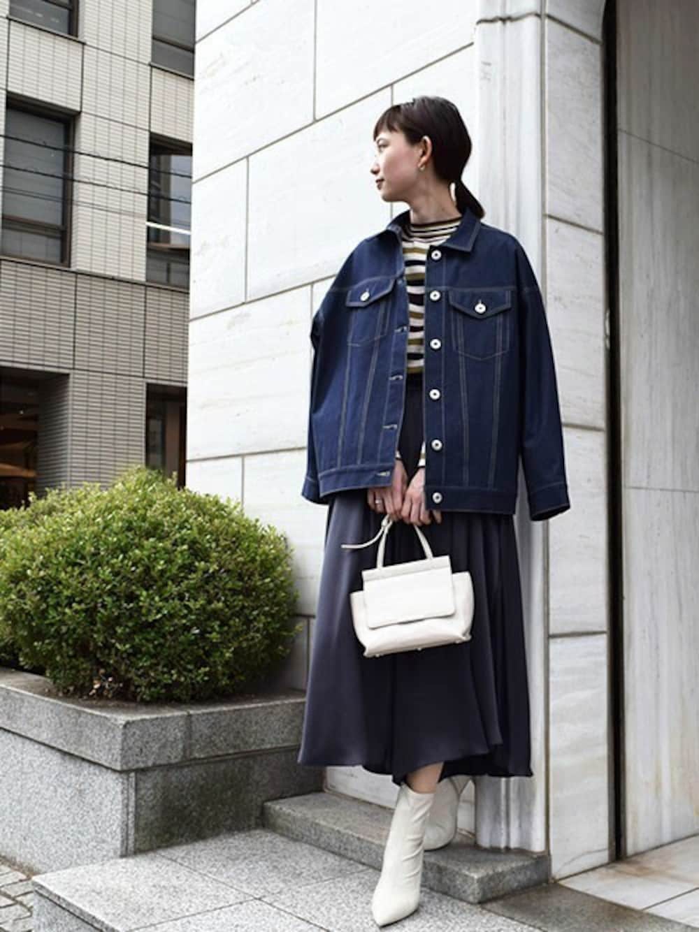 「デニムジャケット、大人カジュアル、サテンパンツ、ボーダートップス、ビックジャケット、サテン、秋コーデ、MK MICHEL KLEIN、MKミッシェルクラン、秋トレンド2021」｜「MK MICHEL KLEINの【洗濯機で洗える】ビッグシルエット デニムライクジャケット（デニムジャケット、ブルー系）」を使った、MKミッシェルクランさん（レディース・169cm）の秋コーディネートの1枚目の写真