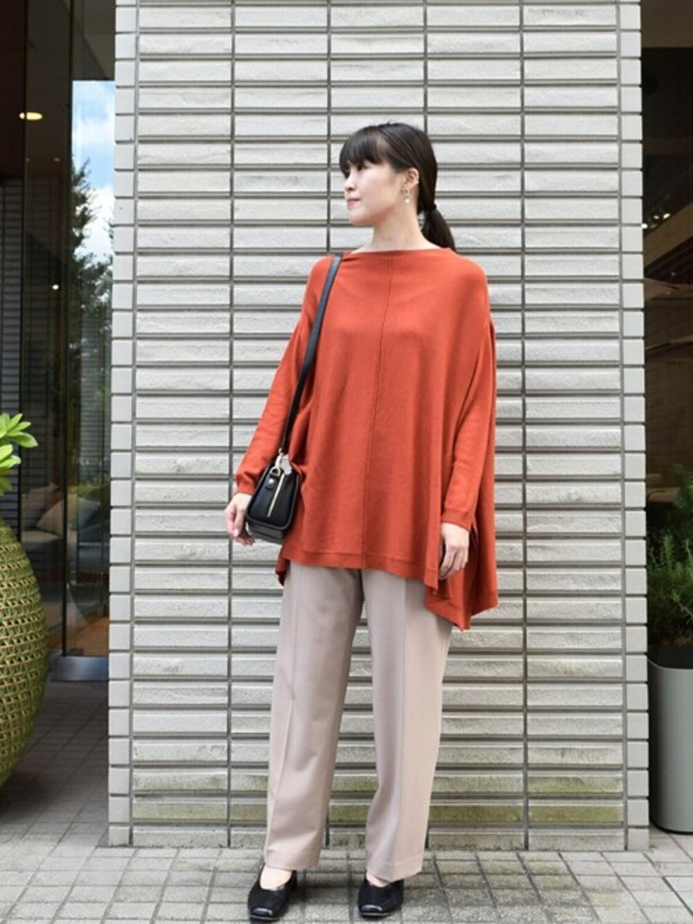 「カラーニット、オレンジ、大人カジュアル、ビックシルエット、きれいめカジュアル、ストレートパンツ、秋コーデ、MK MICHEL KLEIN、ポンチョ風、MKミッシェルクラン」｜「MK MICHEL KLEINの【洗える】ポンチョデザインニット（ニット/セーター、オレンジ系）」を使った、MKミッシェルクランさん（レディース・160cm）の秋コーディネートの1枚目の写真