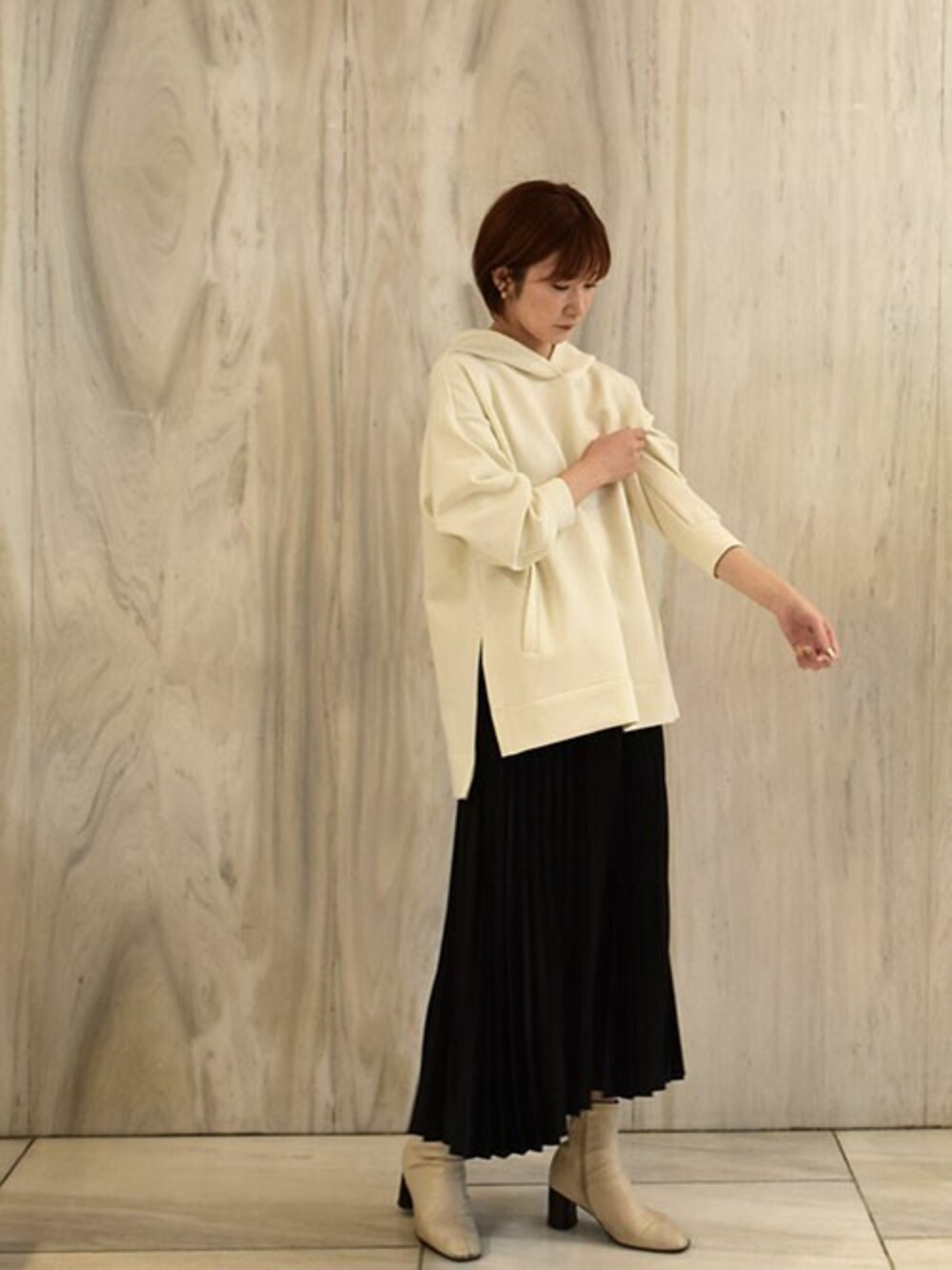 「パーカー、大人カジュアル、ニットスカート、きれいめカジュアル、モノトーンコーデ、秋コーデ、MK MICHEL KLEIN、ダンボール素材、MKミッシェルクラン、ダンボールパーカー」｜「MK MICHEL KLEINの【洗濯機で洗える】ダンボールフーディー（パーカー、ベージュ系）」を使った、MKミッシェルクランさん（レディース・165cm）の秋コーディネートの1枚目の写真