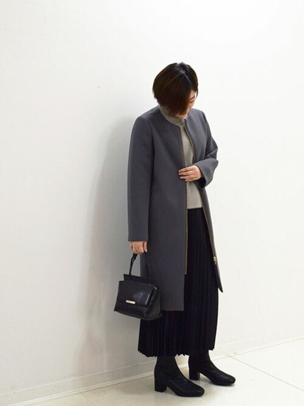 「レザースカート、冬コーデ、大人カジュアル、プリーツスカート、きれいめカジュアル、シャギーニット、秋コーデ、MK MICHEL KLEIN、アウターコーデ、MKミッシェルクラン」｜「MK MICHEL KLEINのカットボンディング ノーカラーコート（ノーカラーコート、グレー系）」を使った、MKミッシェルクランさん（レディース・158cm）の秋コーディネートの1枚目の写真