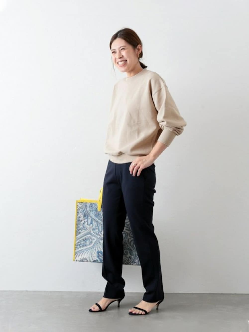 ベージュ系のTシャツ/カットソーを着用したレディースの冬コーディネートの1枚目の写真