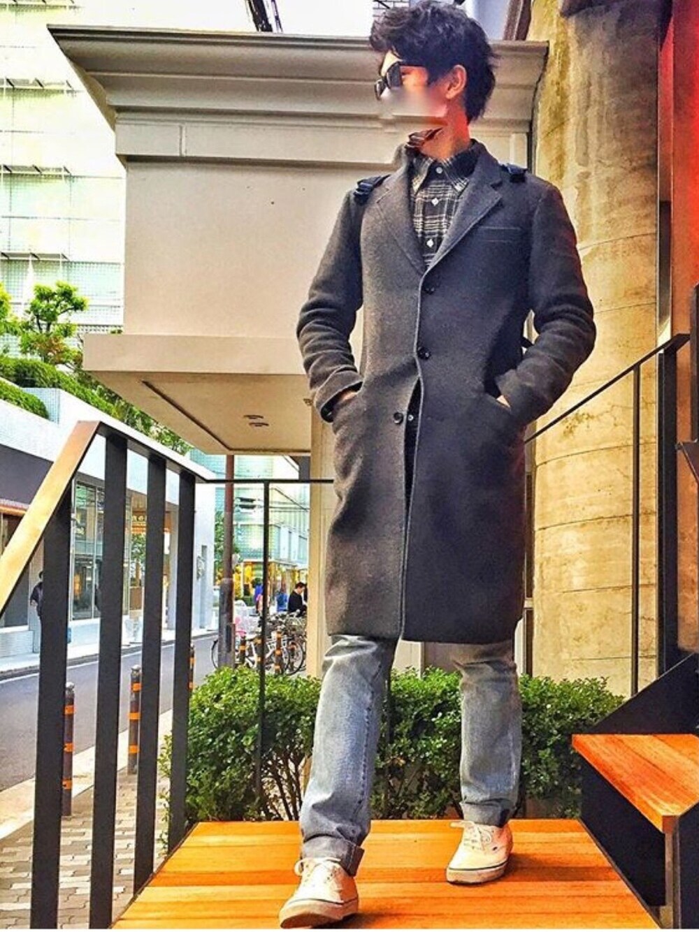 「チェスターコート」｜「PORTERのTANKER/BRIEF CASE（ビジネスバッグ、ブラック系）」を使った、Hさん（メンズ・174cm）の春コーディネートの1枚目の写真