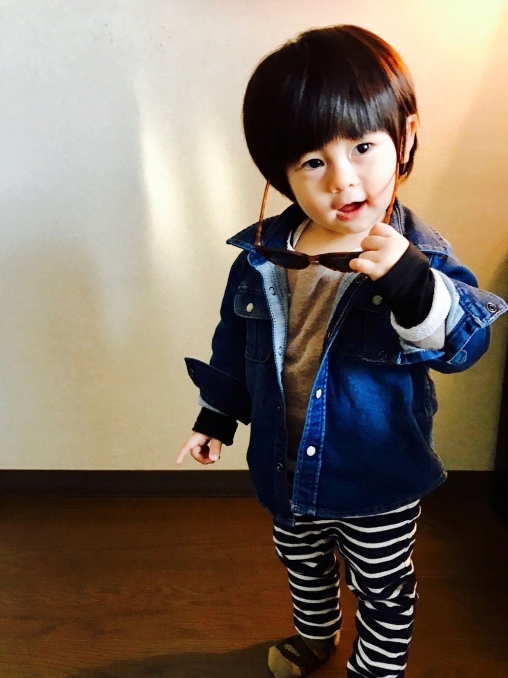「キッズ、サングラススタイル、H&Mキッズ、babygap、チャオパニック、べっこう眼鏡」｜「HusHusHのアイテム（その他パンツ、ブルー系）」を使った、Allenさん（キッズ・70cm）の春コーディネートの1枚目の写真