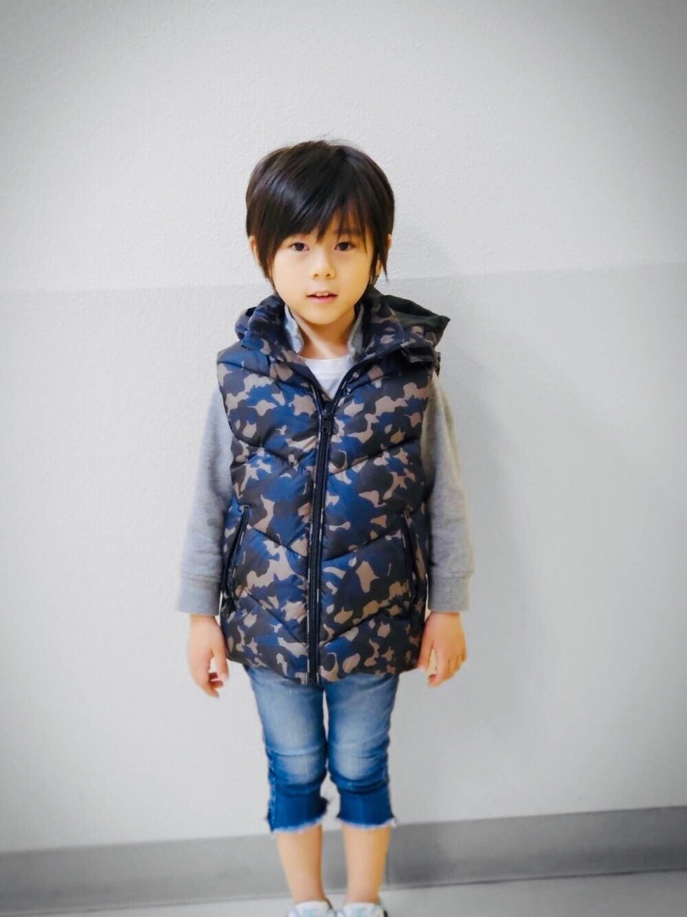 「ダウンベスト、ZARA、ZARA KIDS」｜「ZARA KIDSのアイテム（ダウンベスト、ブルー系）」を使った、Allenさん（キッズ・100cm）の冬コーディネートの1枚目の写真