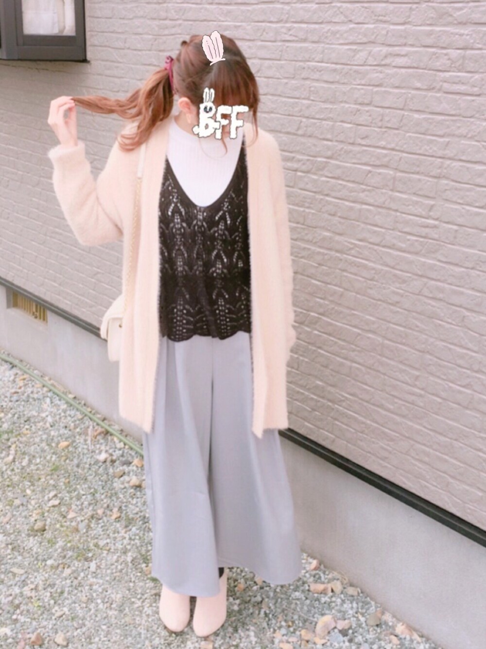 ブラック系のニット/セーター、ピンク系のその他アウター、グレー系のその他パンツを着用したレディースの冬コーディネートの1枚目の写真