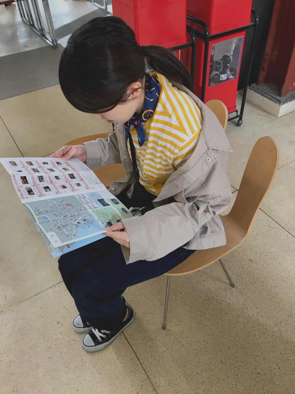 「直島、ボーダー、スカーフ、ootd」｜「LOWRYS FARMのアイテム（ストール/ショール、ブルー系）」を使った、Ｋさん（レディース・152cm）の春コーディネートの1枚目の写真