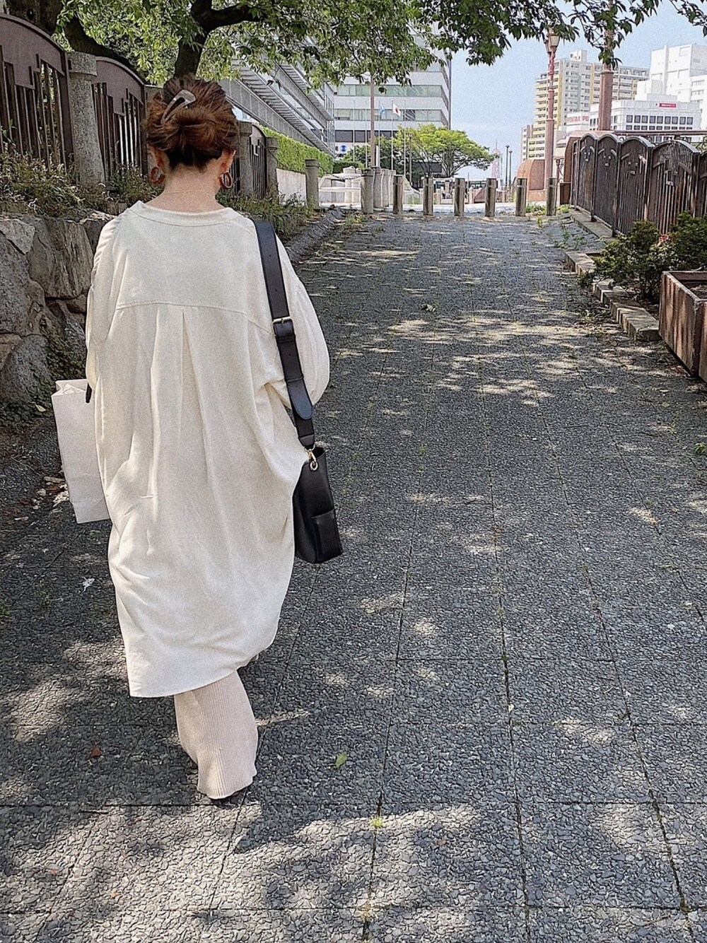 「カジュアルコーデ、オールホワイト、リブパンツ、シャツコーデ、大人カジュアル、春コーデ、カジュアル、低身長」｜「RANDEBOOのアイテム（バッグ、ブラック系）」を使った、おまなさん（レディース・153cm）の秋コーディネートの1枚目の写真