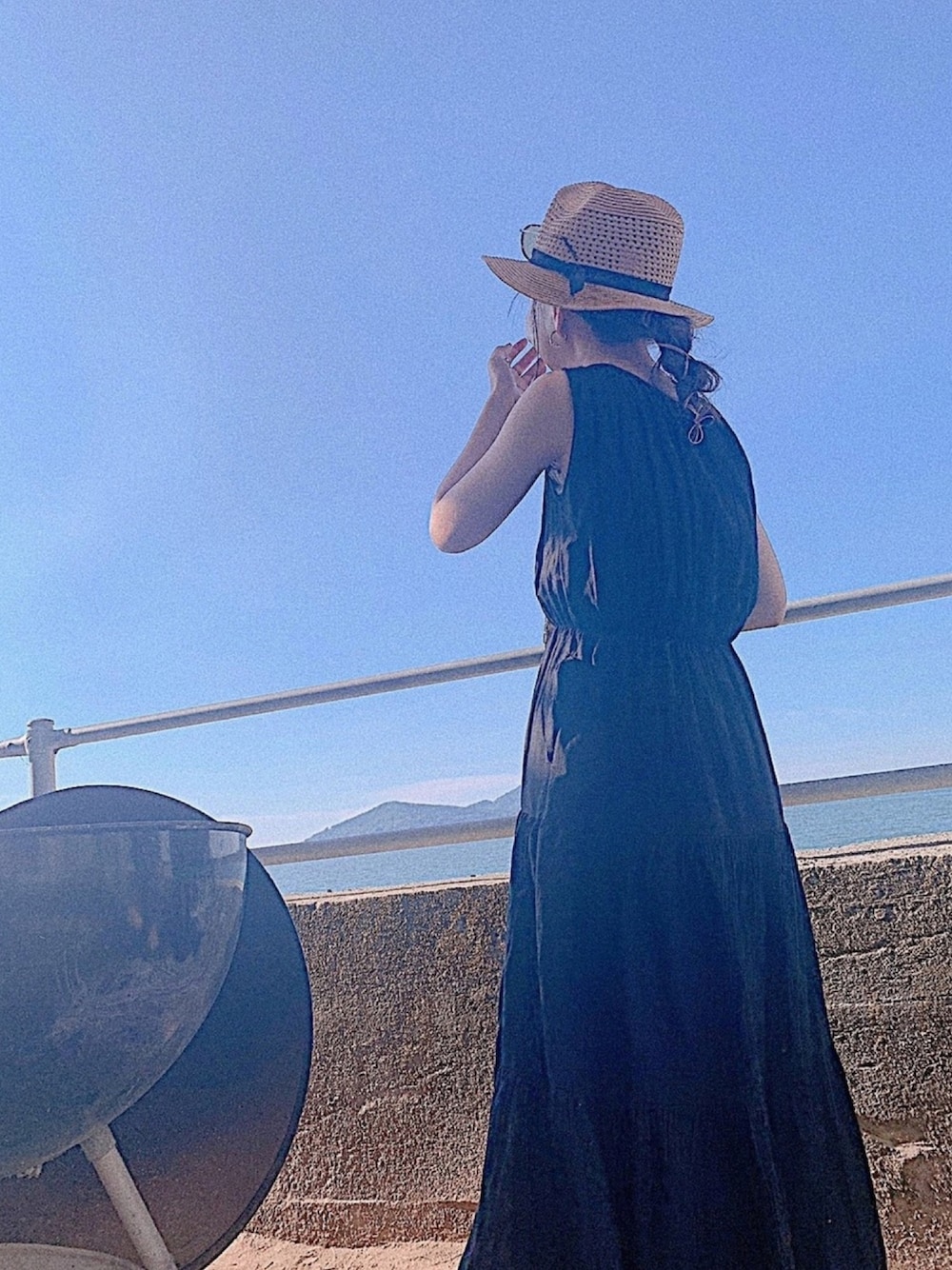 「カジュアルコーデ、海コーデ、海、BBQスタイル、オールブラック、オールインワン、夏コーデ、夏、紐アレンジ、ハット、帽子」｜「UR'Sのﾃｨｱｰﾄﾞﾜﾝﾋﾟｰｽ（ワンピース、ブラック系）」を使った、おまなさん（レディース・153cm）の秋コーディネートの1枚目の写真