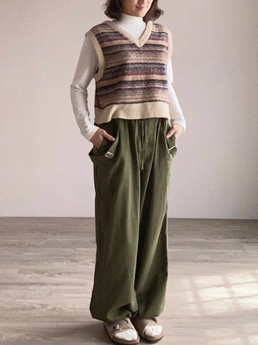 「niko and ...、小松菜奈、birkenstock、zurich、MUJI、Birkenstock Zurich」｜「niko and...のサス付きミリタリーパンツ（その他パンツ、グリーン系）」を使った、Chaö Yi（あき)さん（レディース・155cm）の冬コーディネートの1枚目の写真