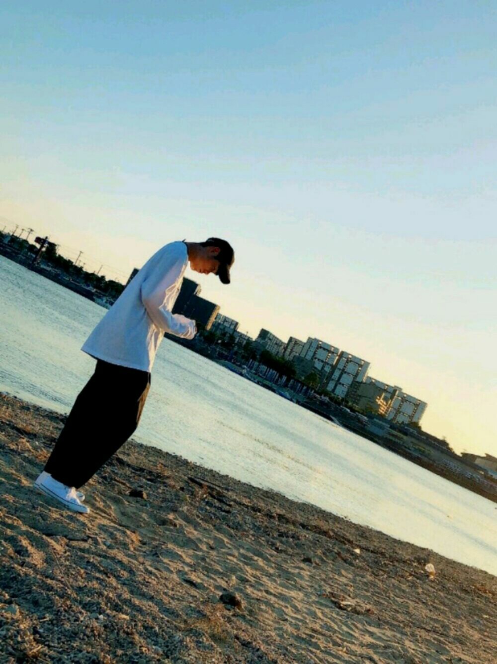 「シンプル、休日コーデ、おしゃれさんと繋がりたい、キレイめ、白Tシャツ、いいね、save、フォローお願いします🤑、converse、デートコーデ」｜「GUのアイテム（帽子、ブラック系）」を使った、Koshiさん（メンズ・176cm）の秋コーディネートの1枚目の写真