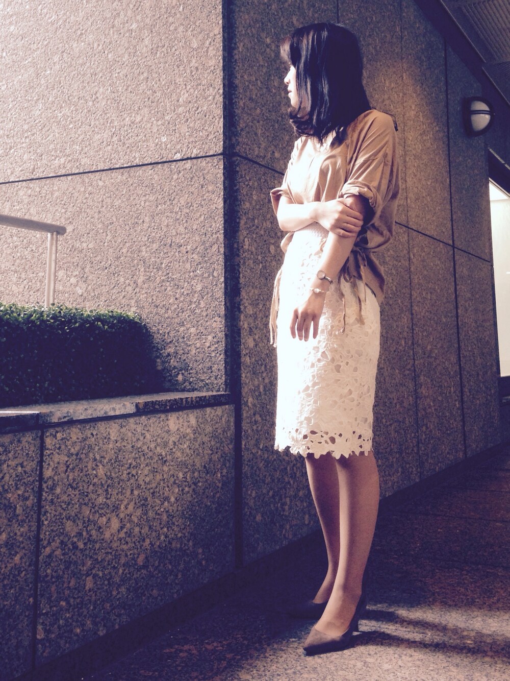 「beige、white、autumn look、office style、通勤コーデ、office lady、officelook、ootd、titivate」｜「titivateの【andGIRL4月号掲載】ｶｯﾄﾜｰｸﾚｰｽｽｶｰﾄ（スカート、ホワイト系）」を使った、Kokoさん（レディース・162cm）の秋コーディネートの1枚目の写真