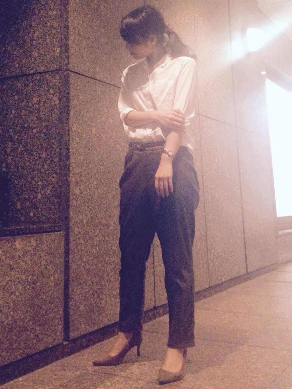 その他のその他パンツ、ホワイト系のシャツ/ブラウス、その他のパンプスを着用したレディースの秋コーディネートの1枚目の写真