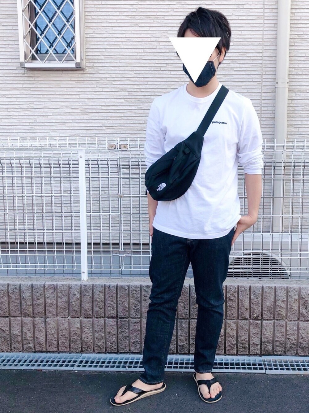 「休日スタイル、ラフ、シンプル、patagonia、THE NORTH FACE、ボディバッグ、zozoデニム、ISLAND SLIPPER、サンダル、お洒落さんとつながりたい」｜「patagoniaのパタゴニア / メンズ・ロングスリーブ・P-6ロゴ・レスポンシビリティー（Tシャツ/カットソー、ホワイト系）」を使った、MATCHさん（メンズ・169cm）の春コーディネートの1枚目の写真