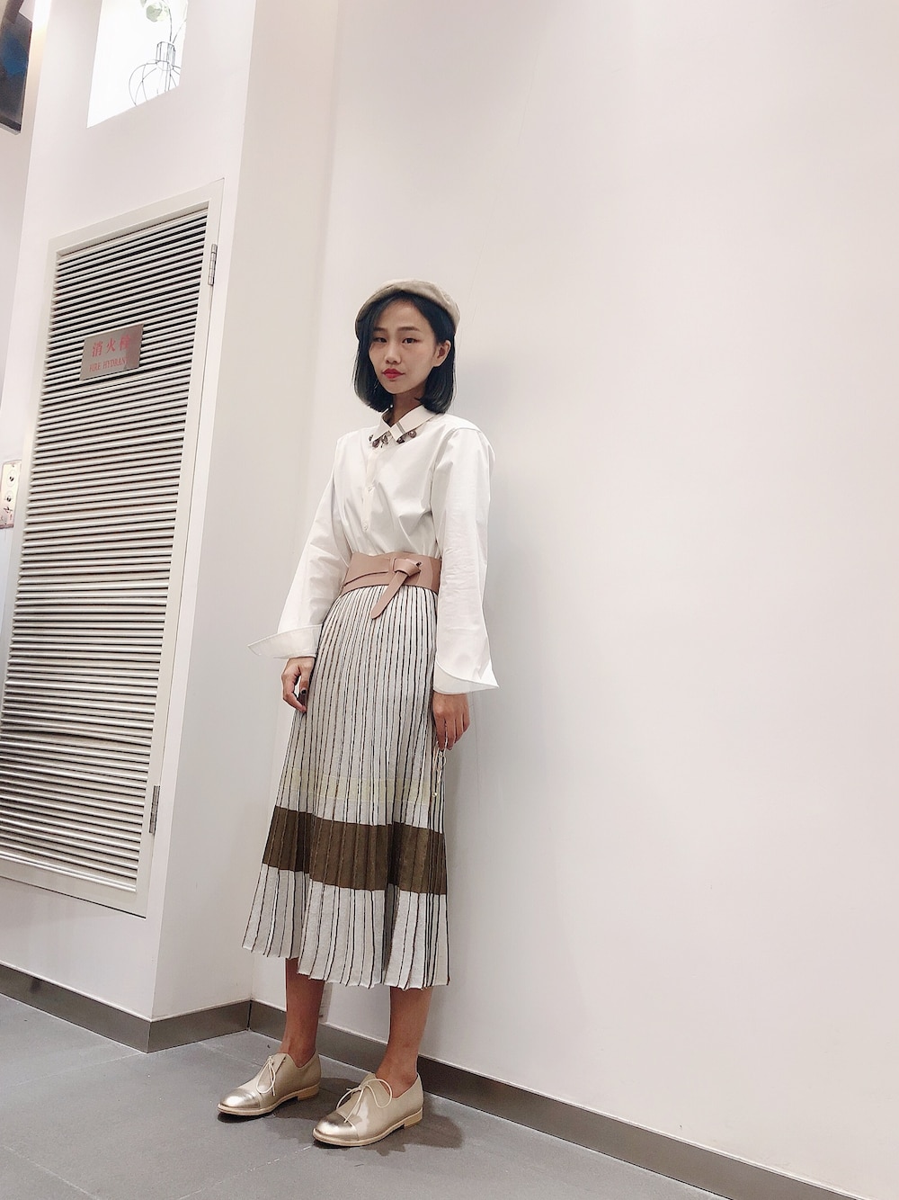 「MUのアイテム（シャツ/ブラウス、ホワイト系）」を使った、haxhaxさん（レディース・168cm）の冬コーディネートの1枚目の写真