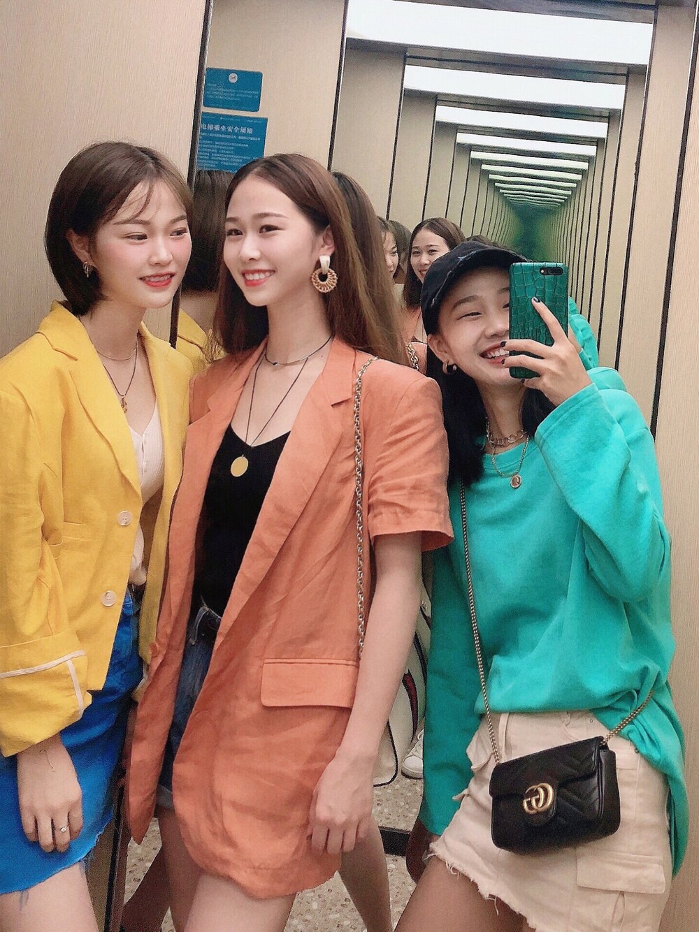 「GUCCIのアイテム（ショルダーバッグ、ブラック系）」を使った、haxhaxさん（レディース・168cm）の秋コーディネートの1枚目の写真