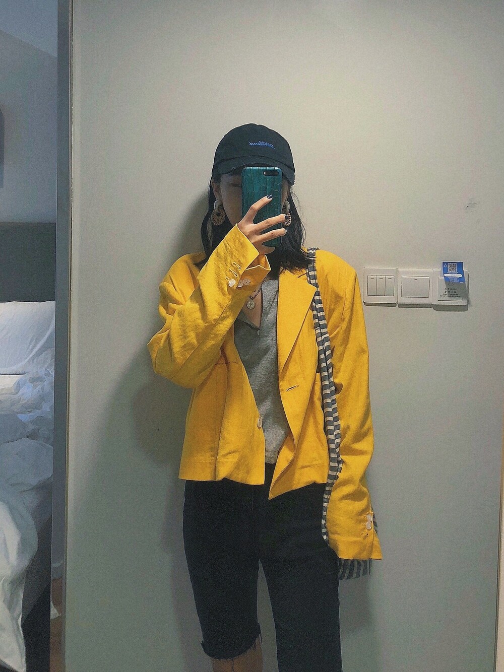 「Bershkaのアイテム（テーラードジャケット、イエロー系）」を使った、haxhaxさん（レディース・168cm）の秋コーディネートの1枚目の写真