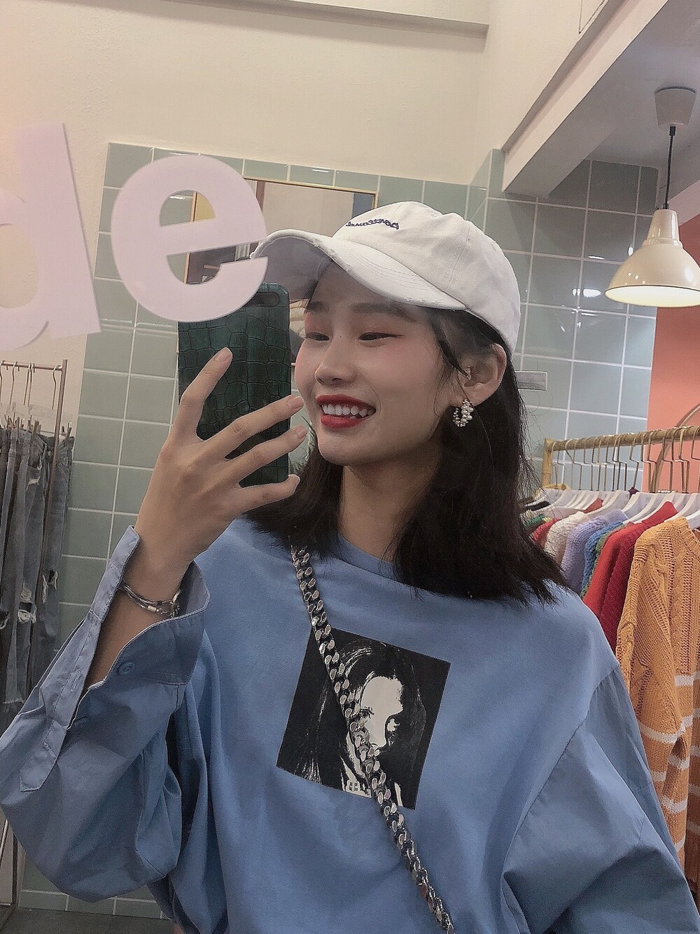 「FOREVER 21のアイテム（パーカー、ブルー系）」を使った、haxhaxさん（レディース・168cm）の秋コーディネートの1枚目の写真