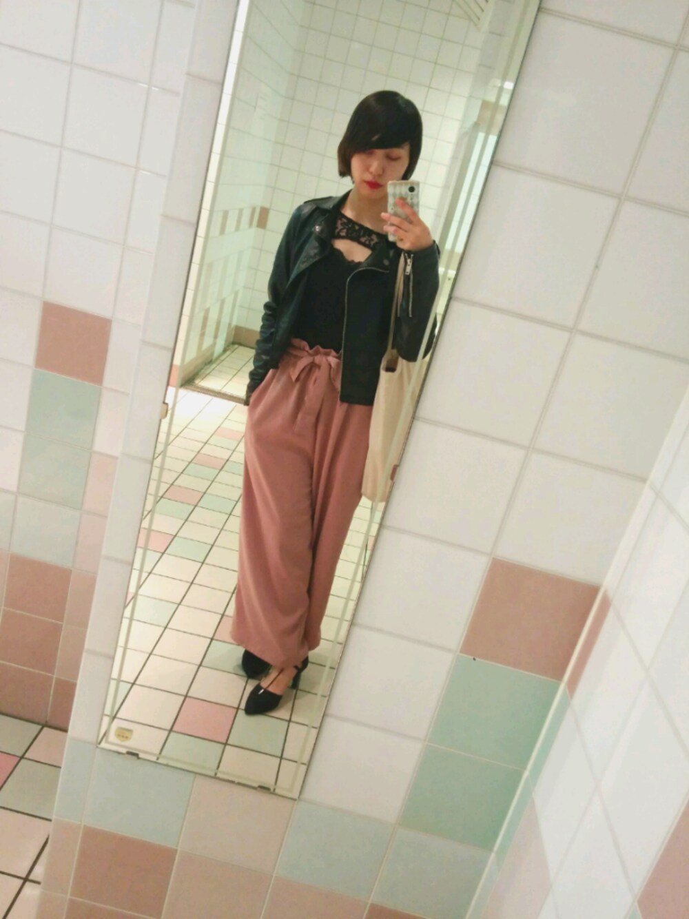 「ライダース、ワイドパンツ、レースアップシューズ、レース、ウエストイン、ピンク、しまむら、プチプラ、プチプラの極み」｜「emery.jのアイテム（トートバッグ、ベージュ系）」を使った、周さん（レディース・161cm）の春コーディネートの1枚目の写真