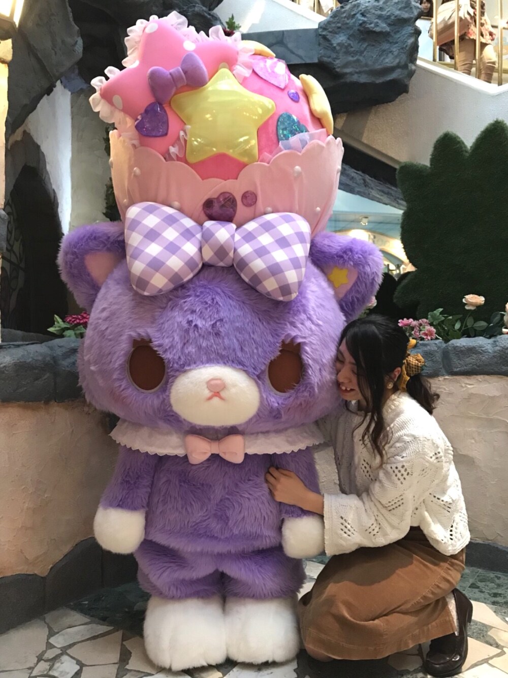 「ブラウス、タイトスカート、ローファー、スカーフ、コーデュロイ、休日スタイル、カジュアルガーリー、古着MIX、プチプラ、GU」｜「GUのアイテム（ニット/セーター、ホワイト系）」を使った、周さん（レディース・161cm）の春コーディネートの1枚目の写真