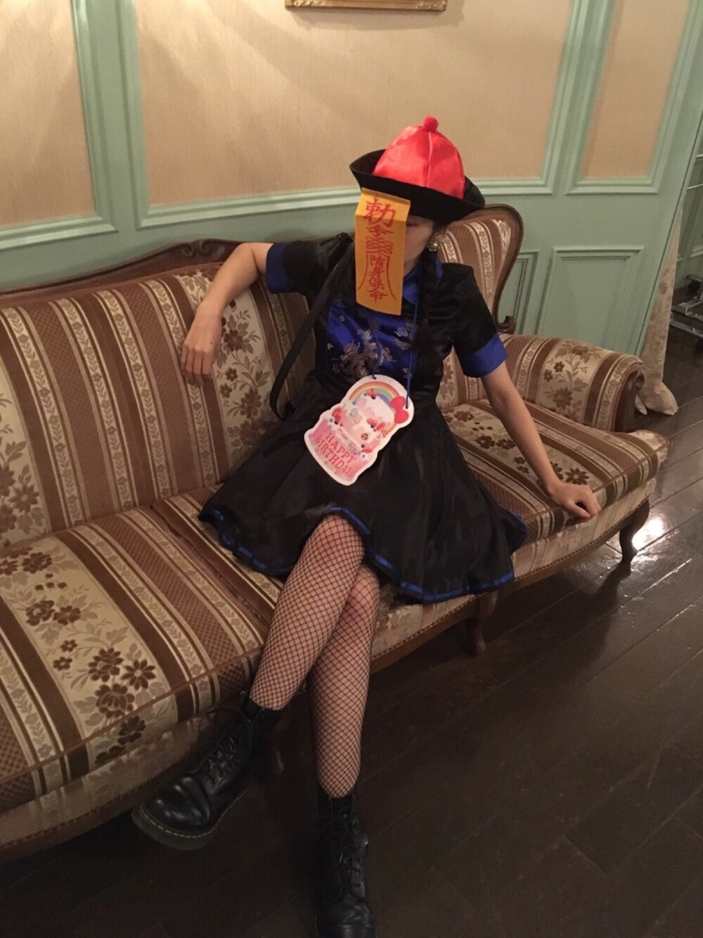 「wearhalloween2018、ブーツ、ワンピース、タイツ、コスプレ、ハロウィン、仮装、サンリオピューロランド、キョンシー」｜「きょんしーのアイテム（ワンピース、ブラック系）」を使った、周さん（レディース・161cm）の秋コーディネートの1枚目の写真