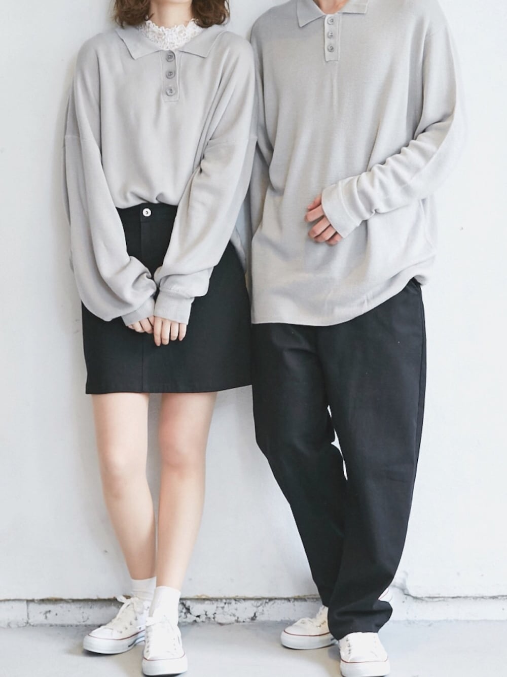グレー系のポロシャツ、グレー系のニット/セーターを着用したレディースの春コーディネートの1枚目の写真