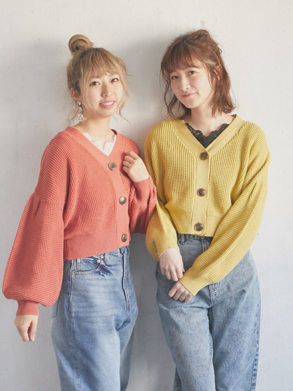 ピンク系のカーディガン/ボレロ、イエロー系のカーディガン/ボレロ、ブルー系のデニムパンツを着用したレディースの冬コーディネートの1枚目の写真