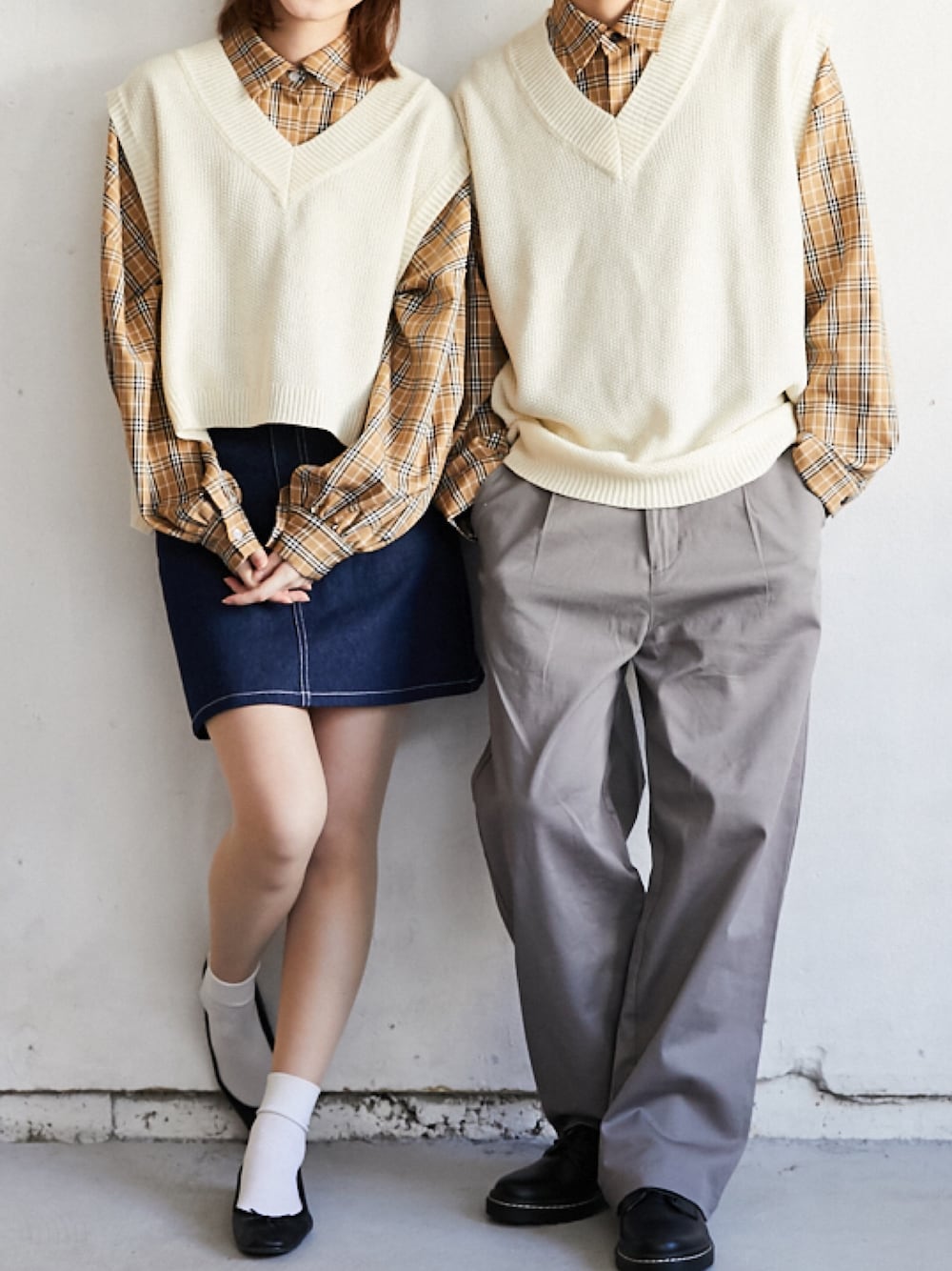 ベージュ系のベスト、ベージュ系のベストを着用したレディースの春コーディネートの1枚目の写真