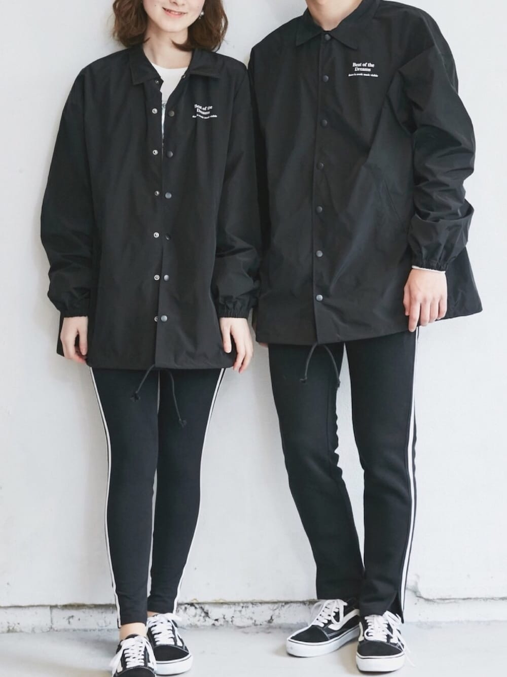 ブラック系のナイロンジャケット、ブラック系のその他パンツを着用したレディースの冬コーディネートの1枚目の写真