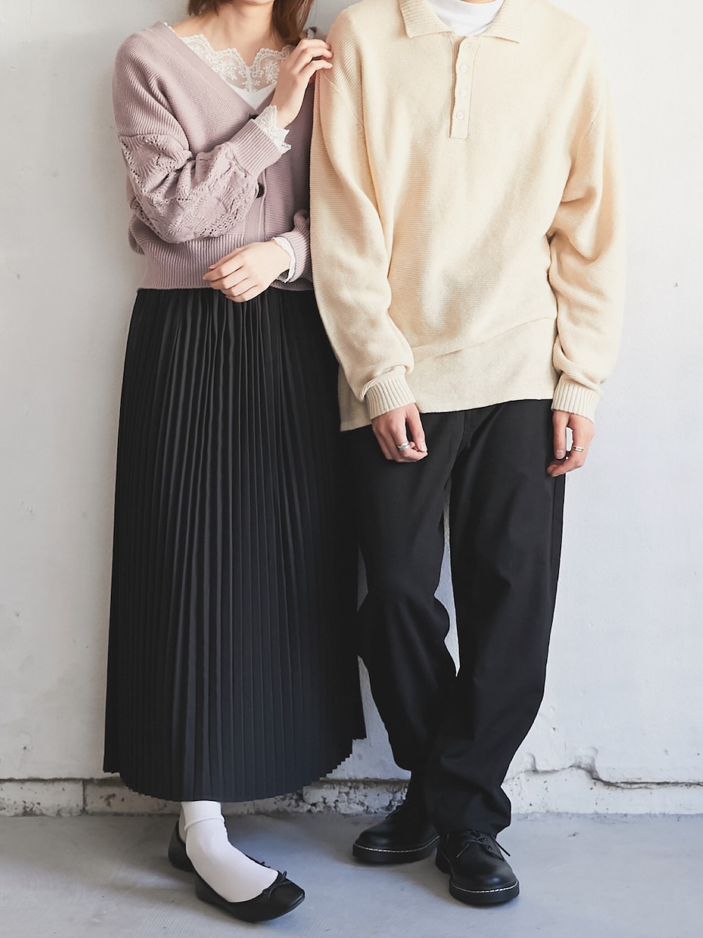 ベージュ系のニット/セーター、パープル系のカーディガン/ボレロを着用したレディースの春コーディネートの1枚目の写真