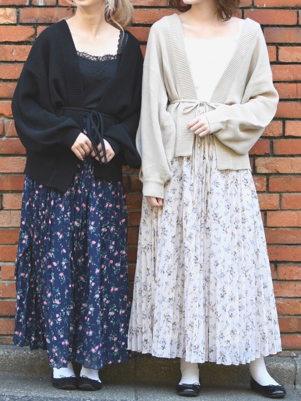 ベージュ系のカーディガン/ボレロ、ブラック系のカーディガン/ボレロ、ベージュ系のカーディガン/ボレロを着用したレディースの冬コーディネートの1枚目の写真