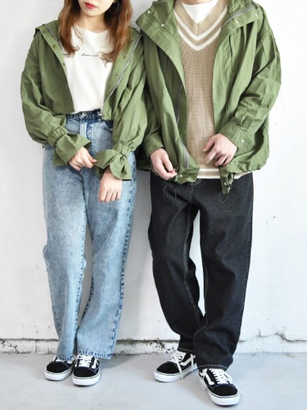 グリーン系のマウンテンパーカー、グリーン系のマウンテンパーカー、ホワイト系のTシャツ/カットソーを着用したレディースの春コーディネートの1枚目の写真