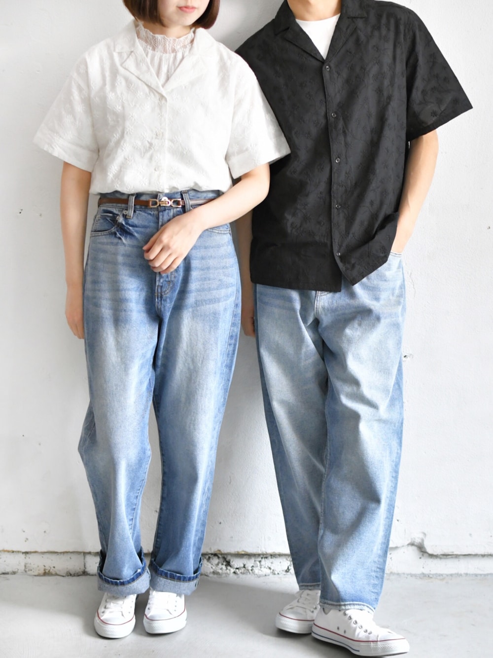 ホワイト系のシャツ/ブラウス、ブルー系のデニムパンツ、ブルー系のデニムパンツを着用したレディースの春コーディネートの1枚目の写真