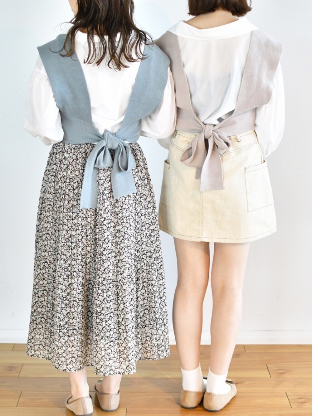 グレー系のシャツ/ブラウス、ブルー系のシャツ/ブラウス、ブラック系のスカートを着用したレディースの春コーディネートの1枚目の写真