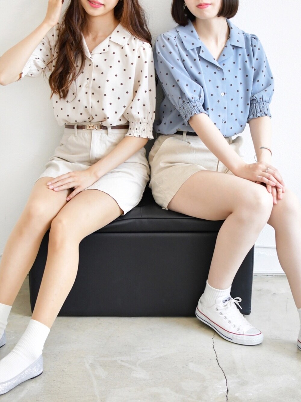 ホワイト系のシャツ/ブラウス、ブルー系のシャツ/ブラウスを着用したレディースの春コーディネートの1枚目の写真