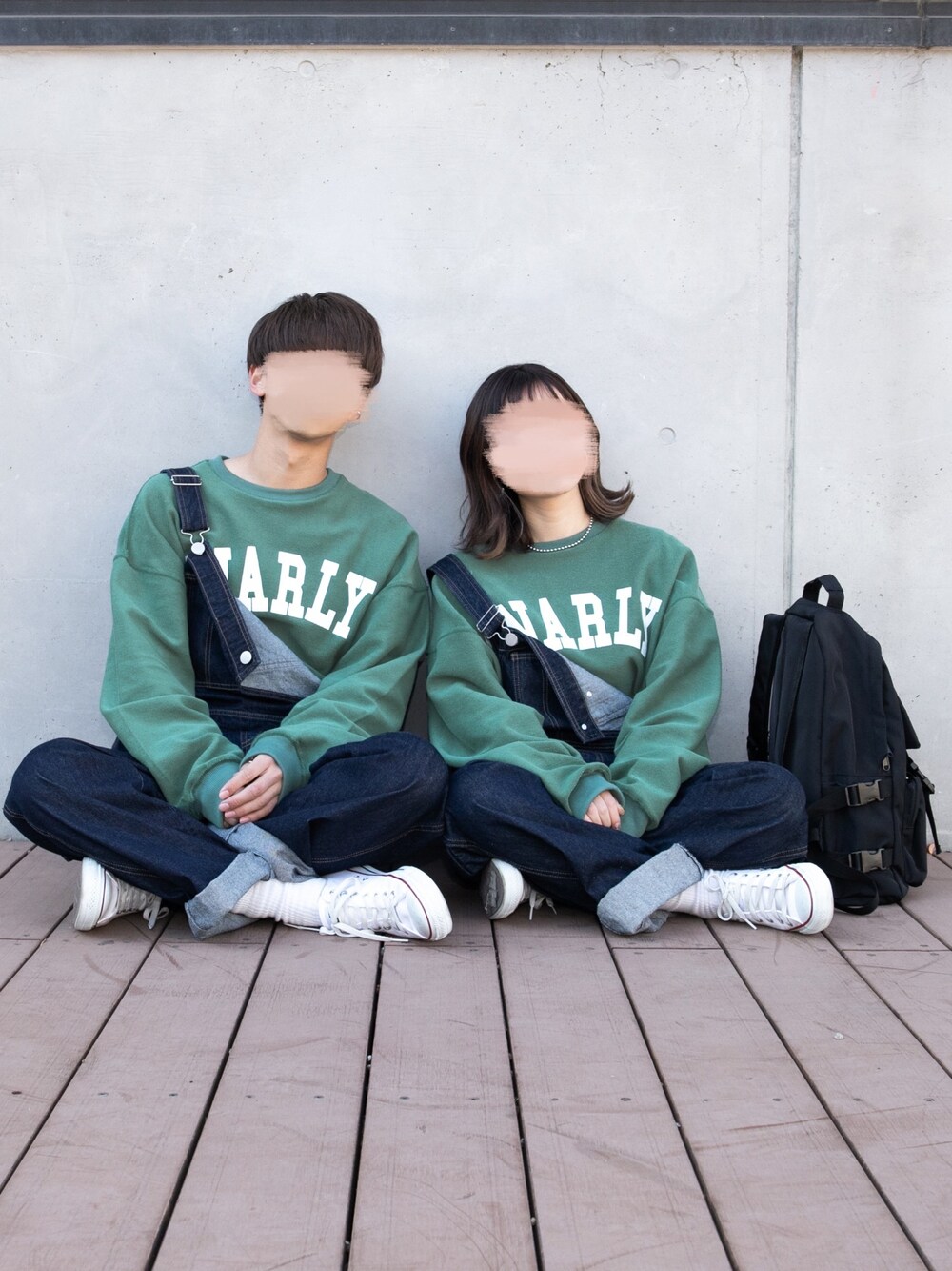 「古着、スウェット、オーバーオール、メンズライク、プチプラ、ユニセックス、ラクチンコーデ、カップルコーデ、リンクコーデ、pairpair」｜「PairPairのワッペン付きオーバーオール(ユニセックス)（サロペット/オーバーオール、ブルー系）」を使った、pairpairさん（レディース・155cm）の冬コーディネートの1枚目の写真