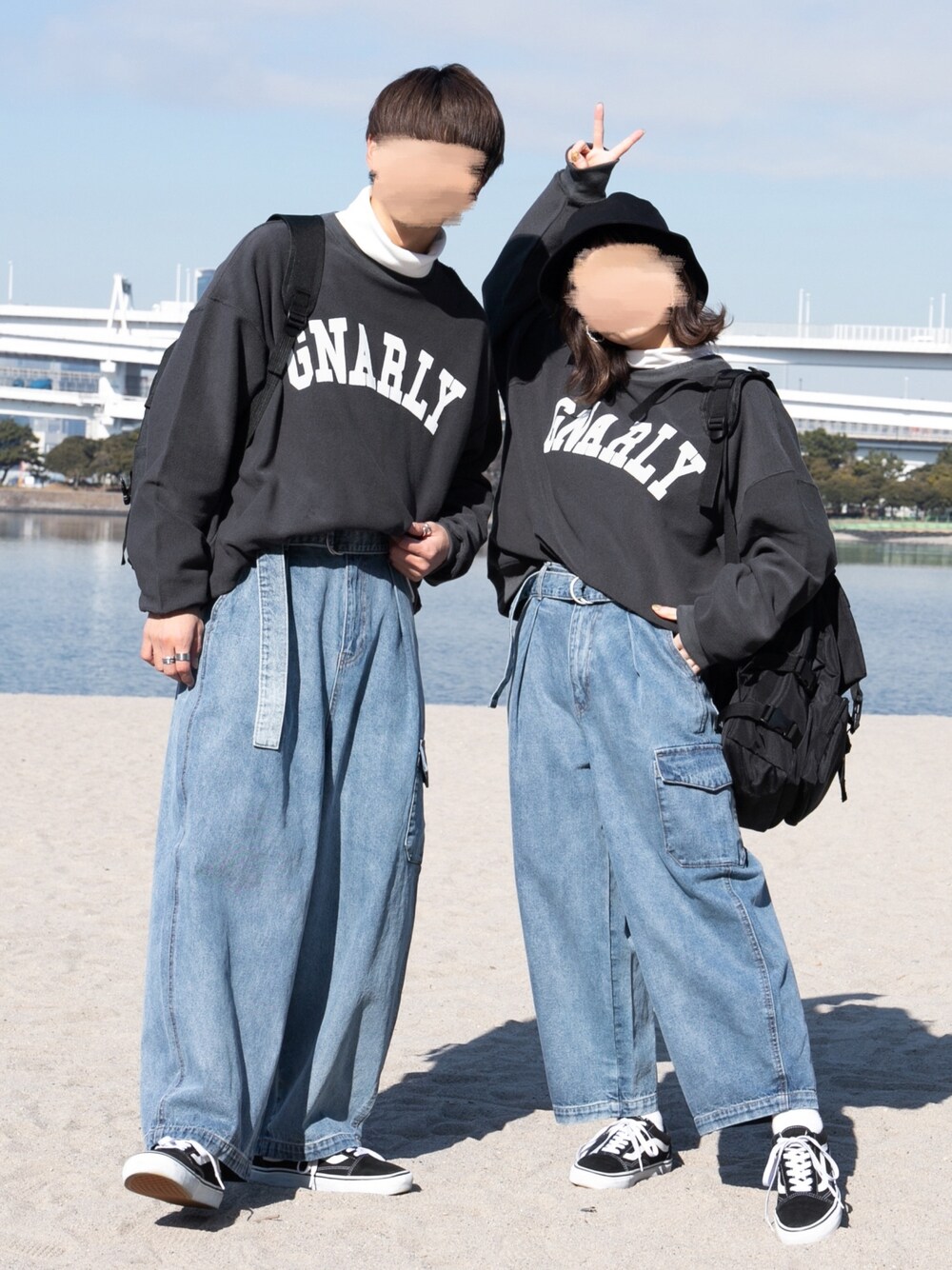 「古着、スウェット、レイヤードスタイル、プチプラ、バルーンパンツ、パンツスタイル、カジュアルコーデ、ラクチンコーデ、カップルコーデ、リンクコーデ」｜「PairPairのダブルバックルバックパック/リュック/大容量(AR)（バックパック/リュック、ブラック系）」を使った、pairpairさん（レディース・155cm）の冬コーディネートの1枚目の写真
