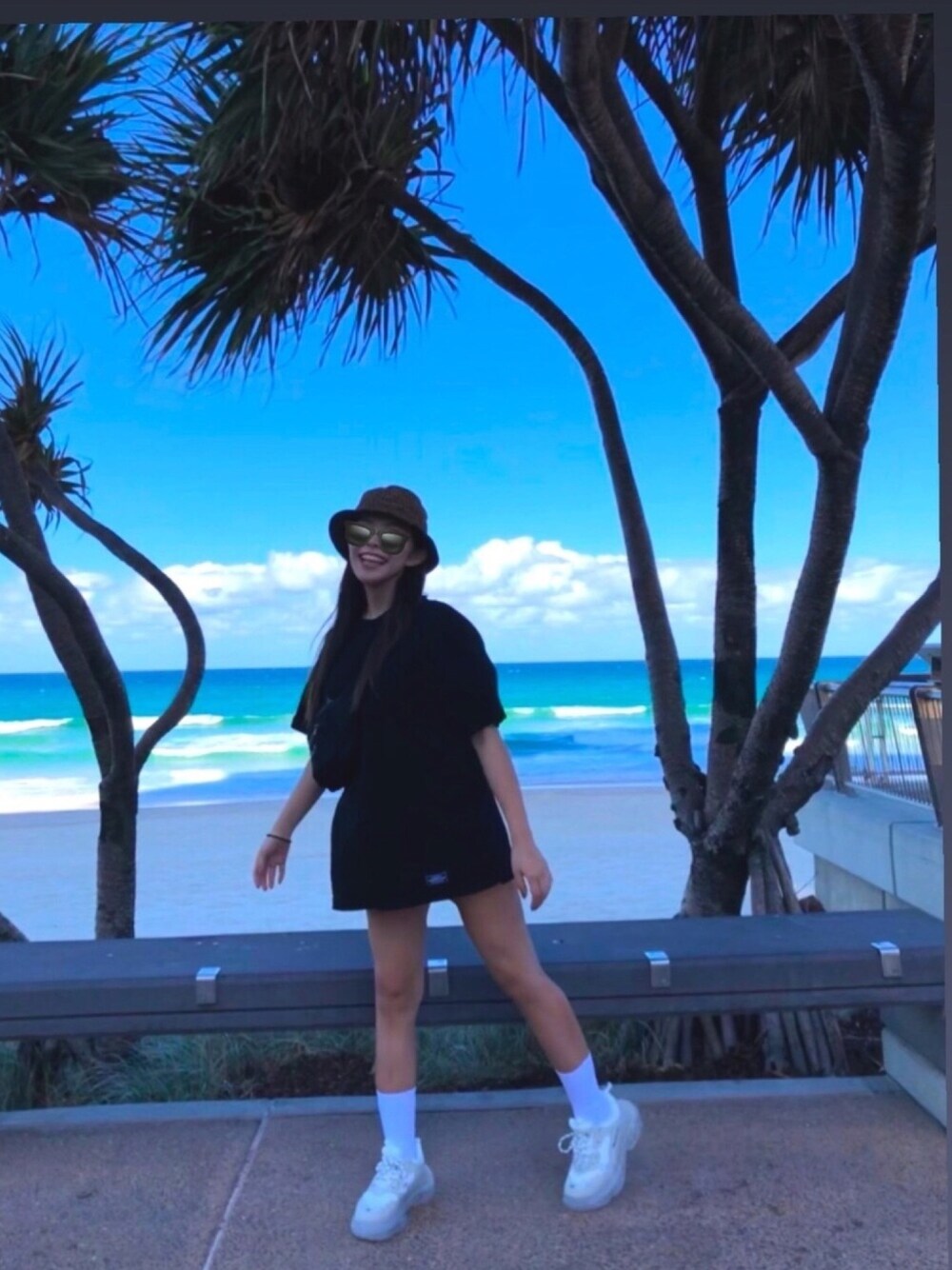 「スニーカー、ラクチンコーデ」｜「BALENCIAGAのBalenciaga Triple S Air Nylon Sneakers with Logo, Blanc（スニーカー、ホワイト系）」を使った、HARUKAさん（レディース・169cm）の春コーディネートの1枚目の写真