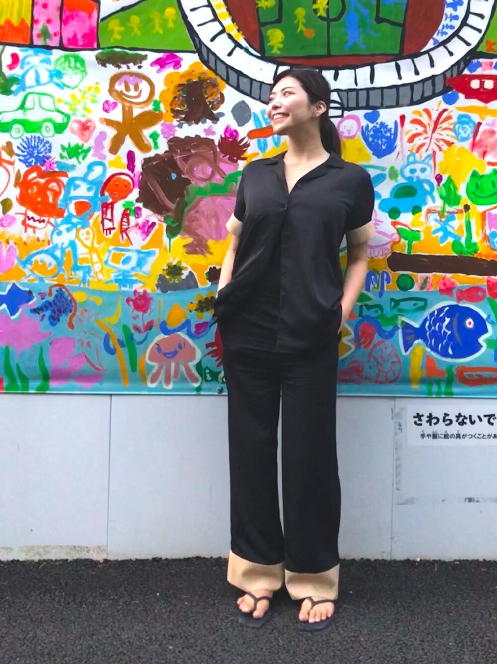 「オトナカジュアル、シンプル、ゆるコーデ、大人女子、ラフ、ブラックコーデ、リラックススタイル、セットアップ、ootd」｜「VERMEIL par ienaの【CARLOTHA RAY/カルロッタ レイ】FILIP FLOP サンダル◆（サンダル、ブラック系）」を使った、HARUKAさん（レディース・169cm）の夏コーディネートの1枚目の写真