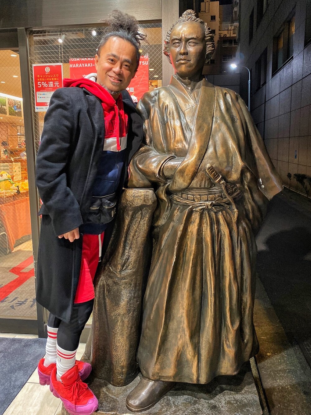 「冬コーデ、スニーカー、年末WEAR感謝祭、スウェット、パーカー、スニーカーコーデ、ストリート、street、streetstyle、HIPHOP」｜「DOLCE&GABBANAのアイテム（チェスターコート、ブラック系）」を使った、$ergio Mutoさん（メンズ・164cm）の冬コーディネートの1枚目の写真