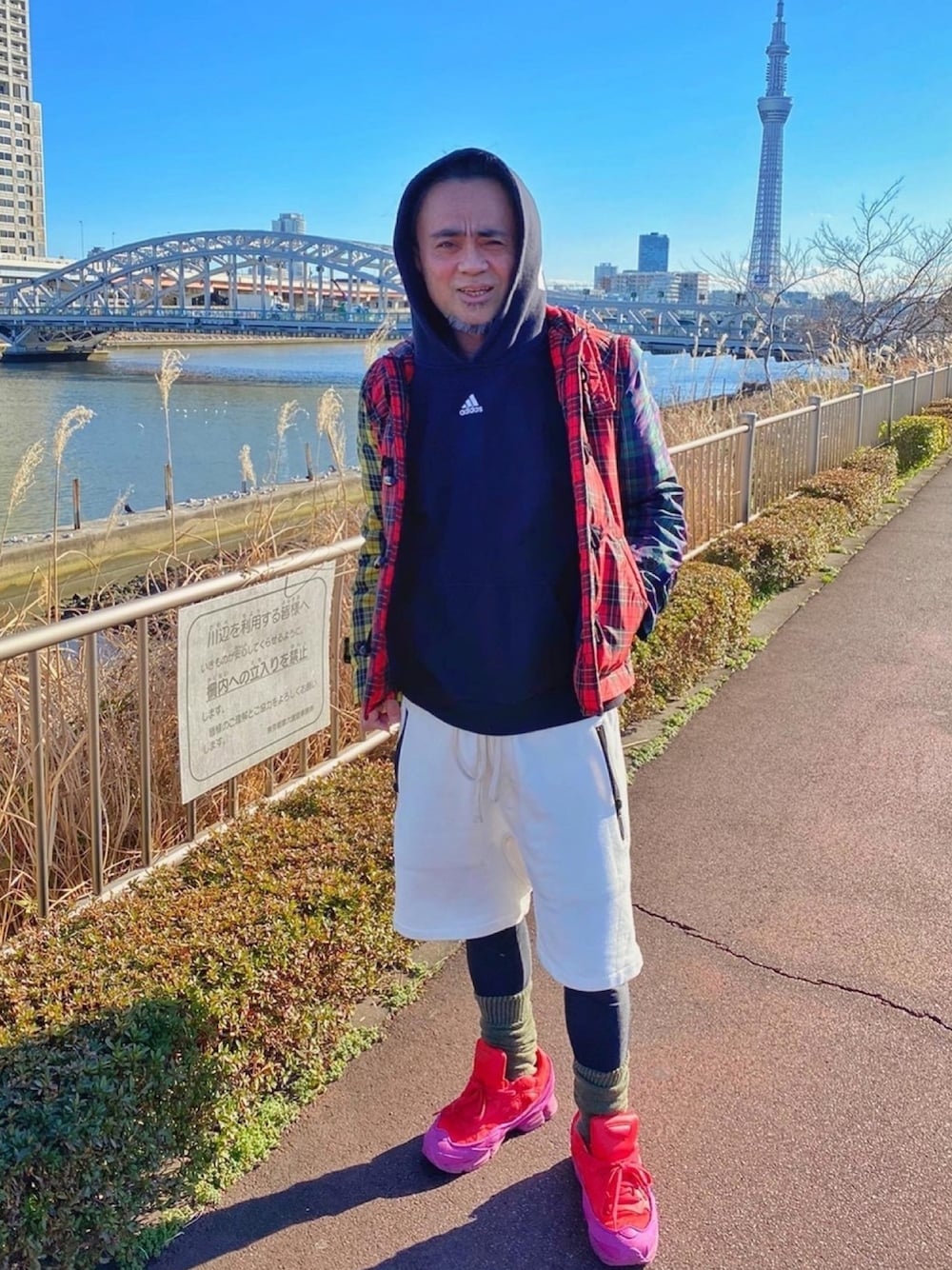 「隅田川、スニーカーコーデ、ストリートMIX、スポーツミックス、HIPHOP、ウォーキングスタイル、サルエルパンツ」｜「KITHのアイテム（パーカー、ブラック系）」を使った、$ergio Mutoさん（メンズ・164cm）の冬コーディネートの1枚目の写真