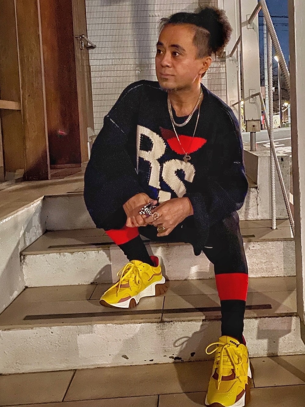 「オーバーサイズ、ストリートコーデ、streetstyle、アフリカネックレス、HIPHOP、ヒップホップ、デビッド カサヴァント、David Casavant、street、psychedelic」｜「RAF SIMONSのアイテム（ニット/セーター、ブラック系）」を使った、$ergio Mutoさん（メンズ・164cm）の冬コーディネートの1枚目の写真