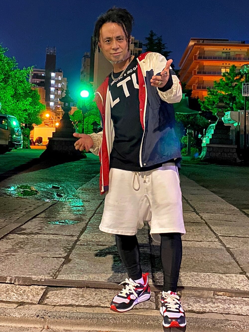 「ワイドパンツ、玉姫神社、あしたのジョー、ストリート、ストリートMIX、street、streetstyle、オリジナルTシャツ、HIPHOP」｜「TOMMY HILFIGERのアイテム（ナイロンジャケット、その他）」を使った、$ergio Mutoさん（メンズ・164cm）の秋コーディネートの1枚目の写真