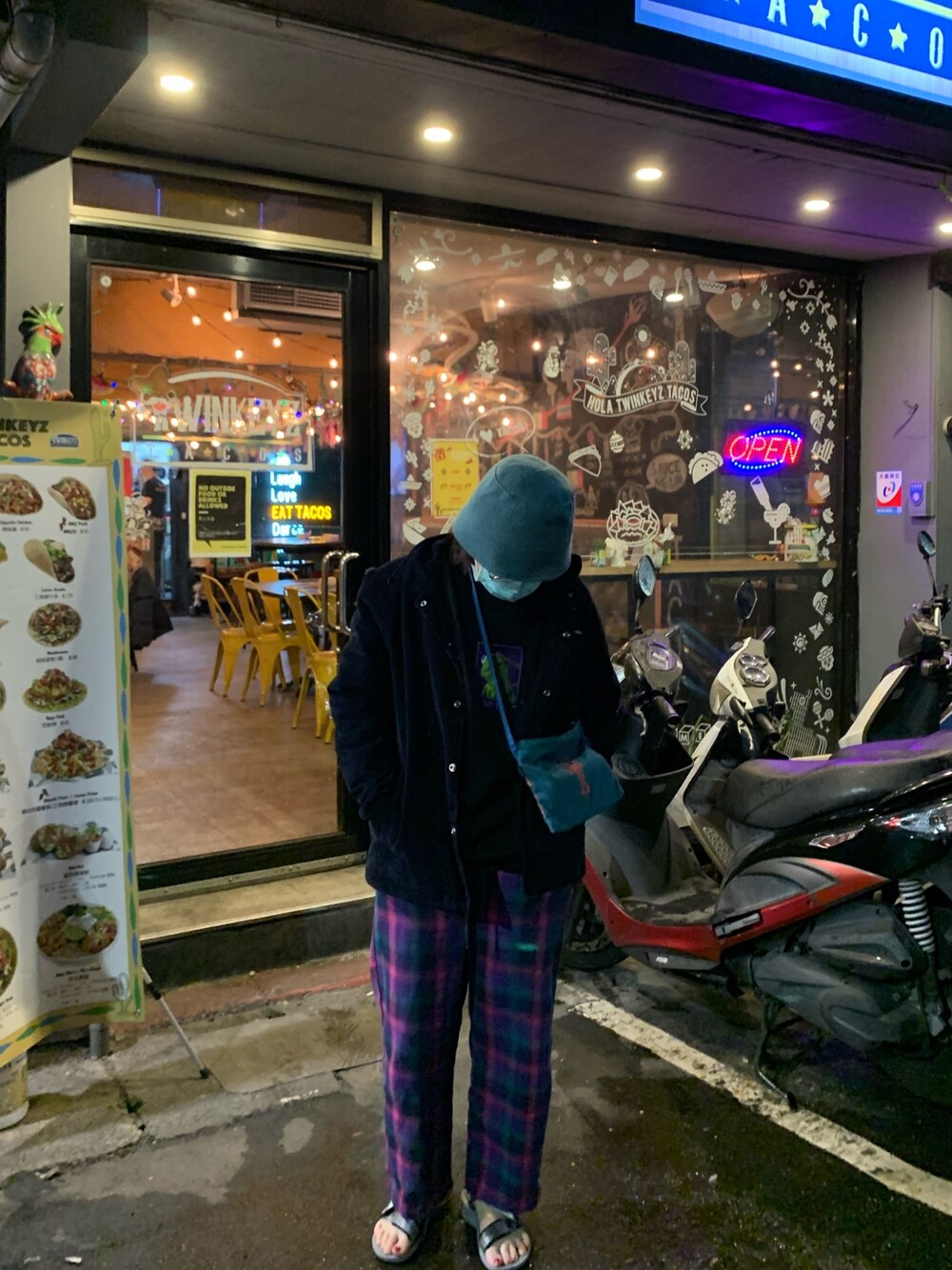 「ootd、街頭穿搭、休閒、oversize、Champion、男友風、古着MIX、紫、漁夫帽」｜「wooplanetのアイテム（Tシャツ/カットソー、グレー系）」を使った、Indigochildさん（レディース・155cm）の冬コーディネートの1枚目の写真